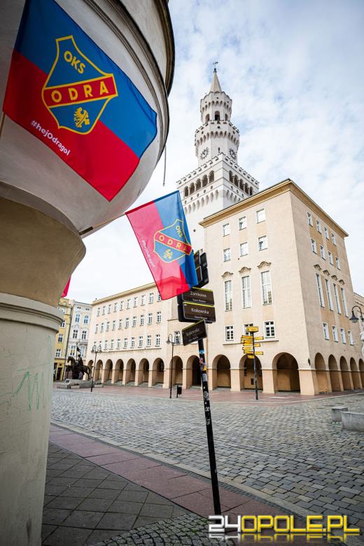 Niebiesko-czerwone popołudnie na rynku w Opolu w charytatywnym rytmie