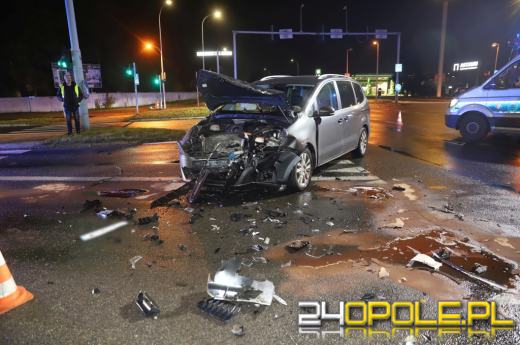 Wypadek na skrzyżowaniu Domańskiego i Wrocławskiej. Dwie osoby trafiły do szpitala