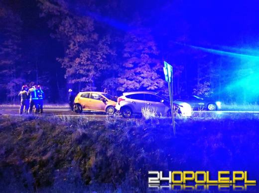 Zderzenie trzech pojazdów na ul. Arki Bożka. Jedna osoba trafiła do szpitala
