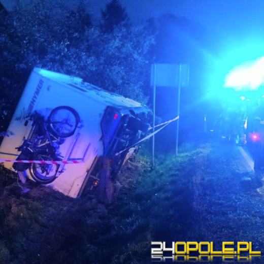 Kamper w rowie pod Sarnowem. Kierowca miał dużo szczęścia