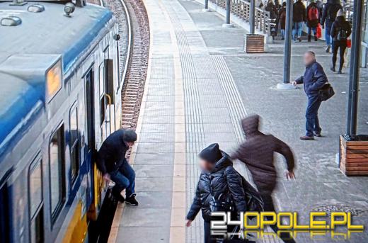 Upadł tuż przy torach. Nagranie z peronu SKM pokazuje obojętność ludzi