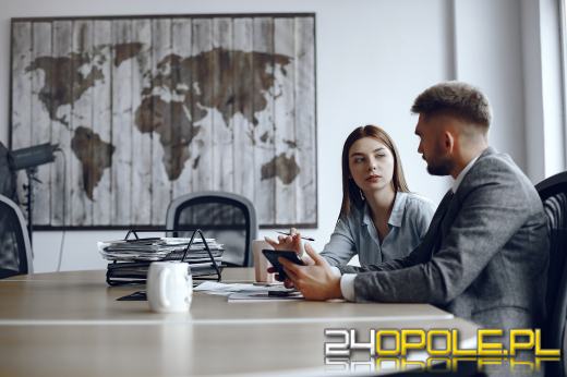 Kadry i płace pod kontrolą ekspertów - dlaczego warto wybrać outsourcing usług HR?