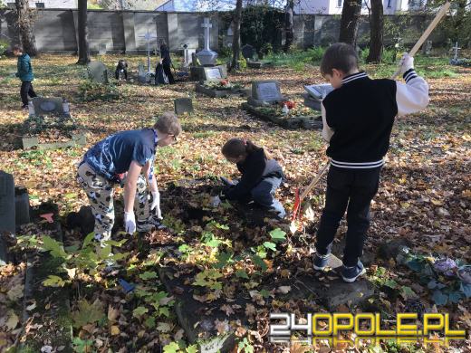 Sprzątanie zapomnianych grobów przy ul. Wrocławskiej - wspólna lekcja pamięci i szacunku