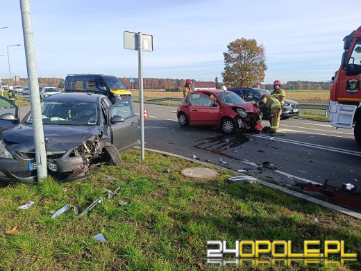 Wypadek na DK45 w Jełowej. Cztery osoby w szpitalu