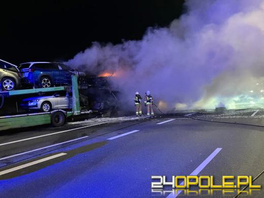 Pożar lawety przewożącej nowe auta na A4