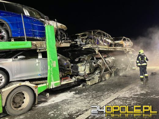 Pożar lawety przewożącej nowe auta na A4