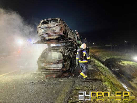 Pożar lawety przewożącej nowe auta na A4