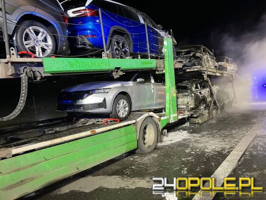Pożar lawety przewożącej nowe auta na A4