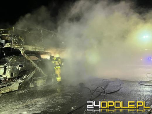 Pożar lawety na autostradzie. Spłonęły nowe auta