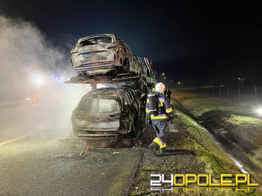 Pożar lawety na autostradzie. Spłonęły nowe auta