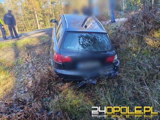 Kolizja dwóch aut za Zawadzkiem. Jedno z nich wylądowało w rowie