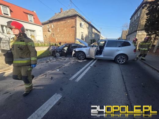 Zderzenie dwóch samochodów w Głubczycach. Ulica Kopernika zablokowana