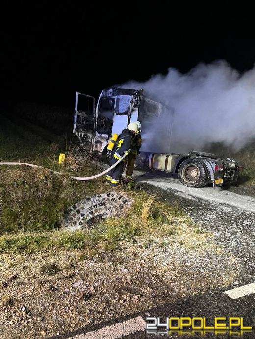 Pożar ciężarówki między Zimnicami Wielkimi a Prószkowem. Droga była częściowo zablokowana