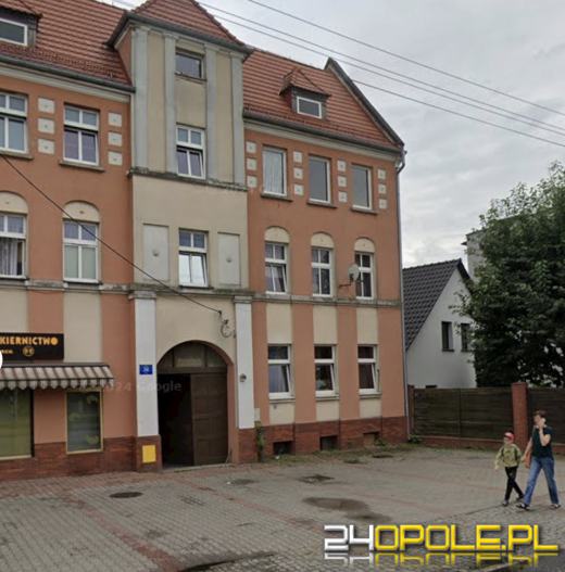 Picie w oknie przypłaciła upadkiem z wysokości