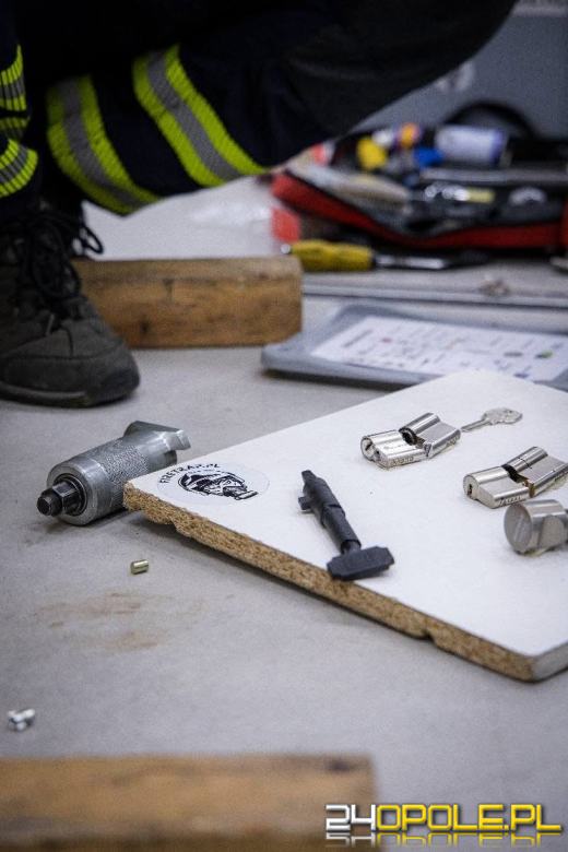 Od teorii do... wyważenia. Strażacy w akcji szkoleniowej