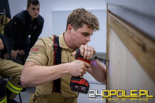 Od teorii do... wyważenia. Strażacy w akcji szkoleniowej