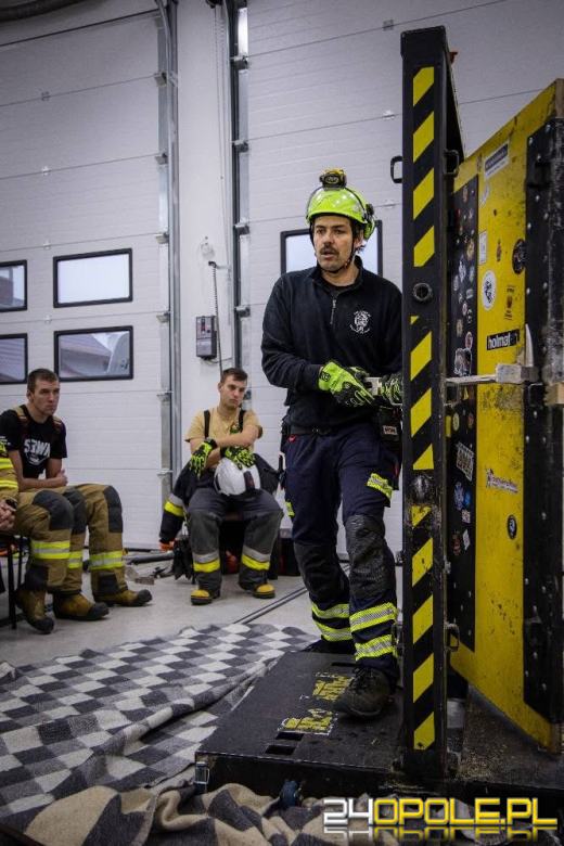 Od teorii do... wyważenia. Strażacy w akcji szkoleniowej