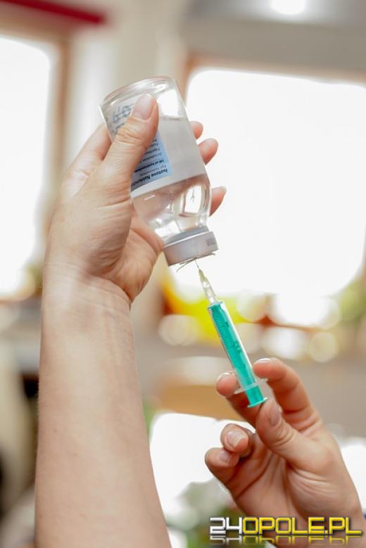 RSV szczególnie groźny dla seniorów. Przypominamy, że są dostępne bezpłatne szczepienia