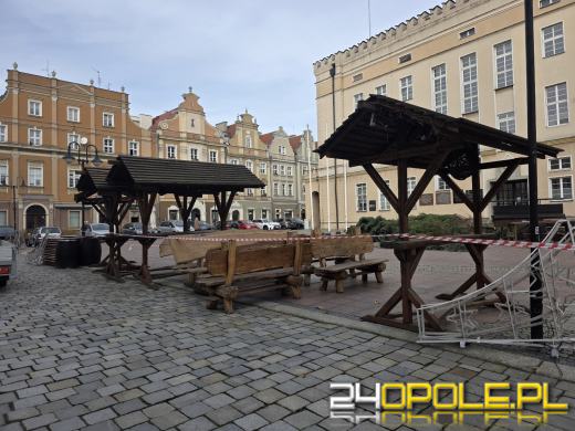 Trwają przygotowania do Jarmarku Bożonarodzeniowego na opolskim rynku