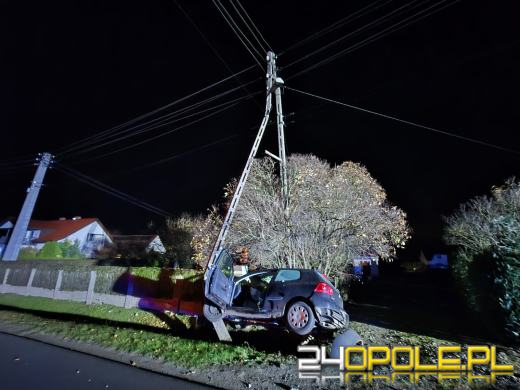 Samochód uderzył w słup energetyczny w Chocianowicach. Część miejscowości bez prądu
