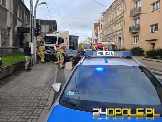 Czołowe zderzenie na DK-39 w Namysłowie. 18-latek stracił panowanie nad Audi
