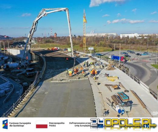 Kluczowy etap przy CUP. Betonowanie estakady przybliża inwestycję do finału