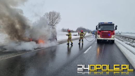 Pożar auta na A4. Szybka reakcja żandarmerii ograniczyła straty