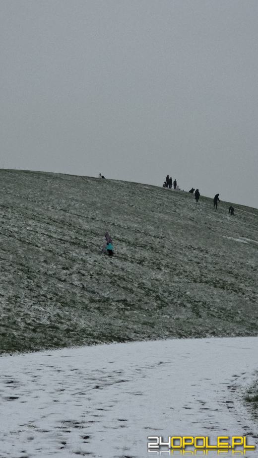 Pierwszy śnieg przyciągnął mieszkańców na Górkę Śmierci