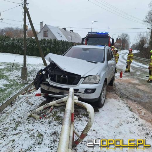 Mercedes wypadł z drogi w gminie Wilków. Kierowca miał sporo szczęścia