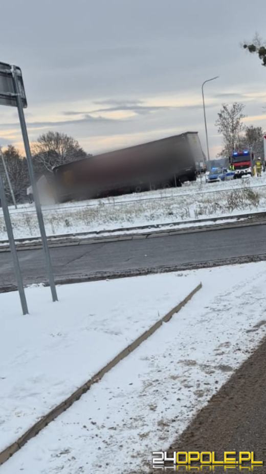 Trudne warunki na drogach. Policja apeluje o zachowanie szczególnej ostrożności 
