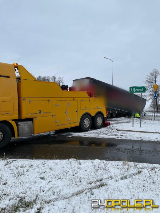 Trudne warunki na drogach. Policja apeluje o zachowanie szczególnej ostrożności 
