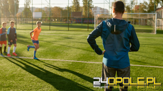 Nietrzeźwy i agresywny mężczyzna wtargnął na boisko-obezwładnił go policjant-trener