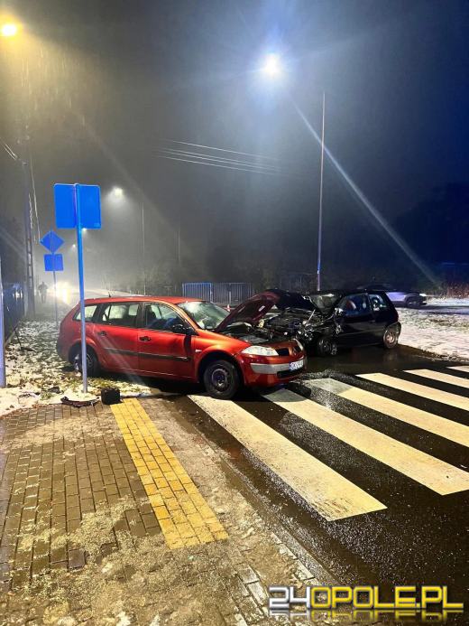Zderzenie na skrzyżowaniu w Kędzierzynie-Koźlu. Dwie osoby trafiły do szpitala