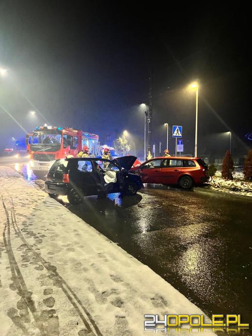 Zderzenie na skrzyżowaniu w Kędzierzynie-Koźlu. Dwie osoby trafiły do szpitala