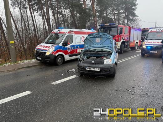 Zderzenie dwóch aut w Jemielnicy. Jedna osoba trafiła do szpitala