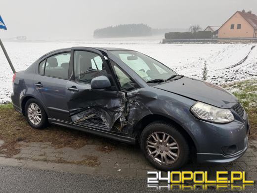 Zderzenie dwóch aut w Jemielnicy. Jedna osoba trafiła do szpitala