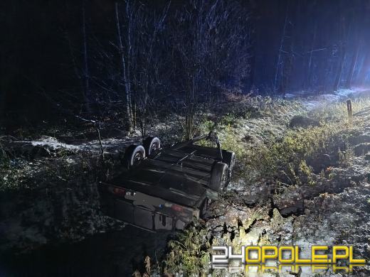 Samochód z przyczepką wypadł z drogi na DK40 w Pokrzywnicy