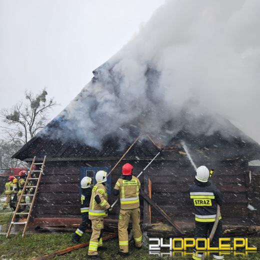 Pożar zabytkowego domu w Domaradzkiej Kuźni. W akcji 10 zastępów straży