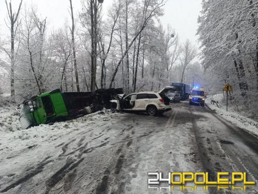 Zderzenie osobówki z ciężarówką na DW 408. Droga zablokowana