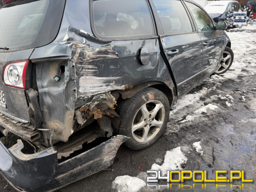  Kierowca porzucił rozbity samochód i uciekł z miejsca zdarzenia