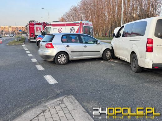 Zderzenie busa z samochodem osobowym na ulicy Sosnkowskiego