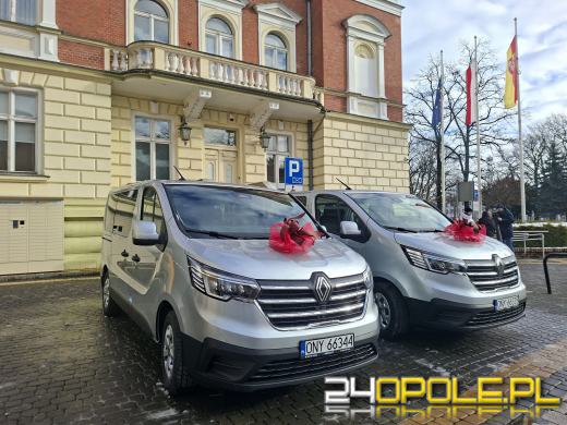 Dwa nowiutkie busy dla rodzin zastępczych z powiatu nyskiego