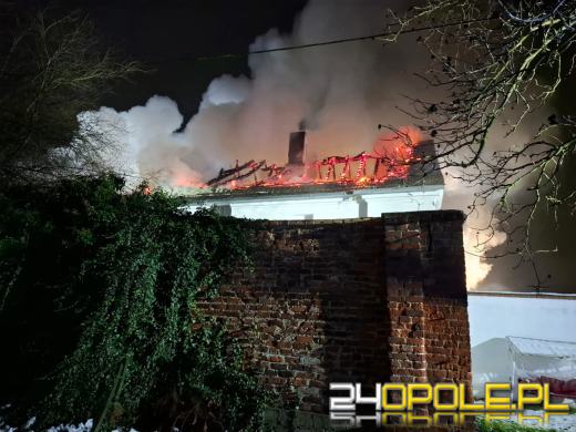 Pożar budynku gospodarczego przy stadninie w Mosznej. Ewakuowano 22 konie