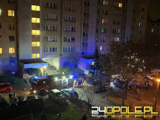Pożar mieszkania w wieżowcu przy ul. Wrocławskiej. Jedna osoba trafiła do szpitala