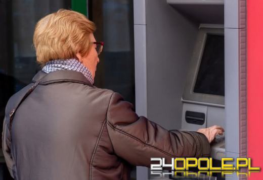  Usłyszeli rozmowę seniorki z oszustem pod bankomatem, uratowali oszczędności kobiety