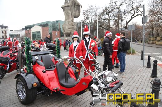 Motomikołaje znów przejechali przez Opole. Świąteczna parada motocyklistów na pl. Wolności