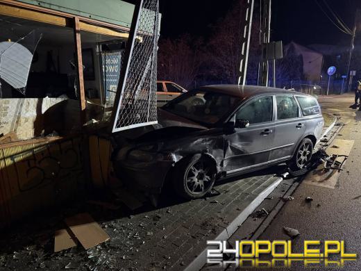 Zderzenie dwóch samochodów w Namysłowie. Jedna osoba trafiła do szpitala