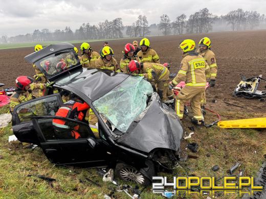Wypadek na drodze wojewódzkiej 409. Trzy osoby trafiły do szpitali. Dwa śmigłowce LPR 