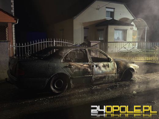 Nocna interwencja straży w Dylakach. Spłonął samochód na ul. Fabrycznej