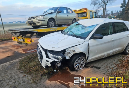 Zderzenie dwóch aut w Chróścicach. Audi dachowało